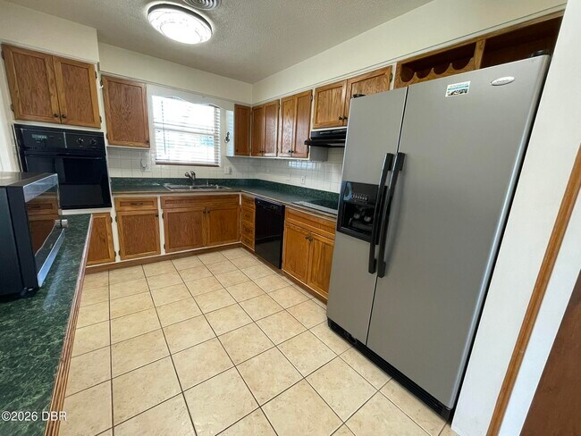 Building Photo - 135 Kent Dr
