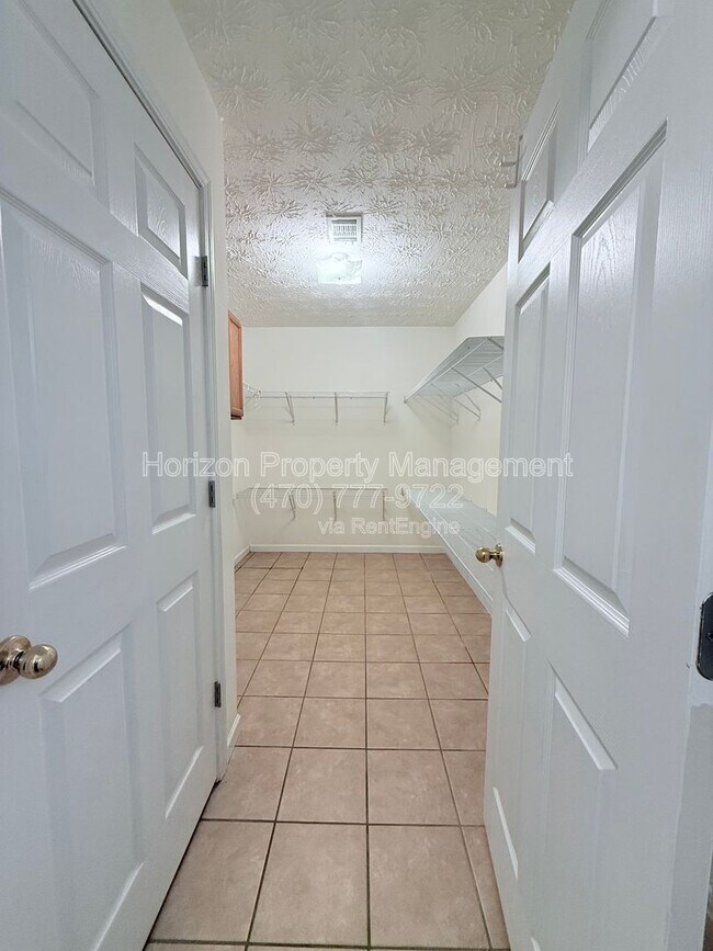 Building Photo - 4019 Hidden Hollow Dr
