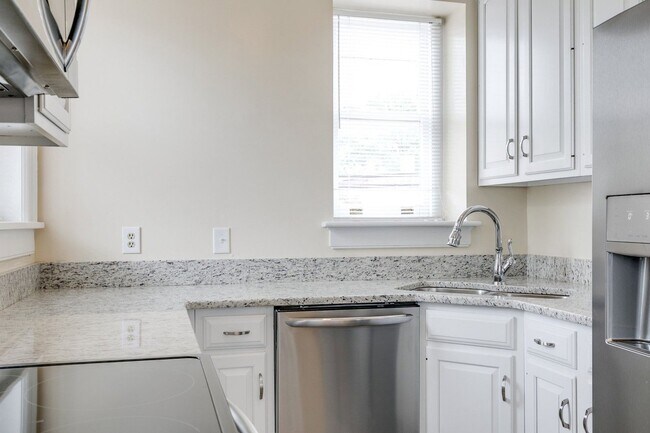 Interior Photo - 2602-2606 Monument Ave