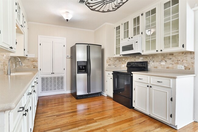 Building Photo - 607 Lakeview Dr