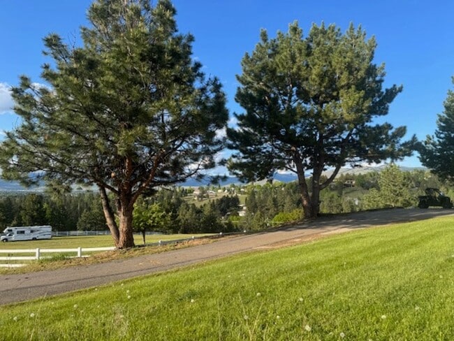 Building Photo - Very Large Ranch Style on South Hills