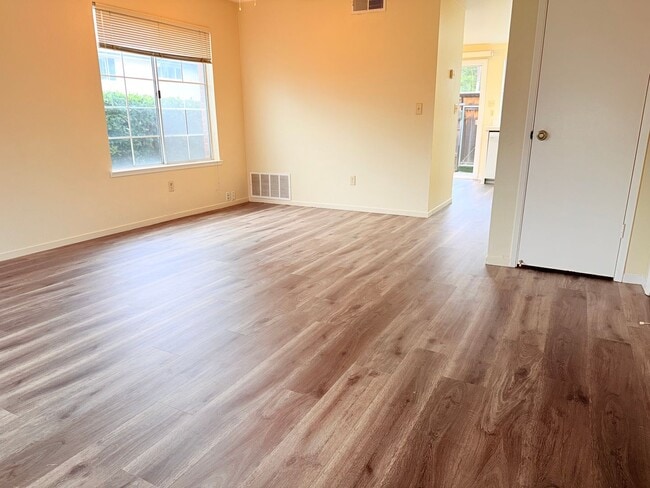 Building Photo - 2 bedroom 1.5 bath 2 story townhome