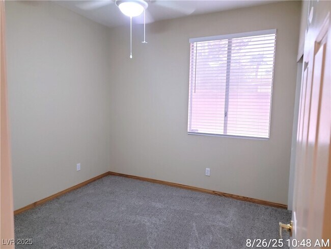 Building Photo - 948 Lloyd George Dr