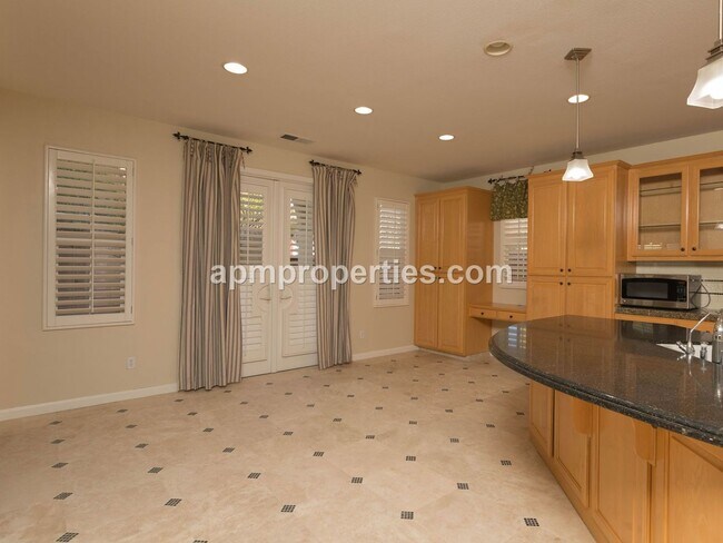 Building Photo - Upscale 3 Bedroom + Den, 4 bath, Detached Cottage, in Gale Ranch!