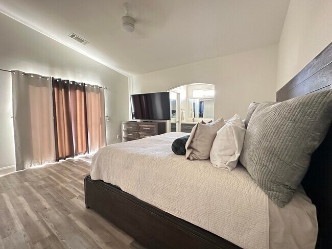 Building Photo - 54445 Avenida Alvarado