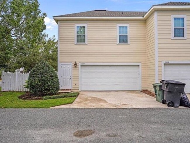 Building Photo - Three Bedroom Townhome in Southwood