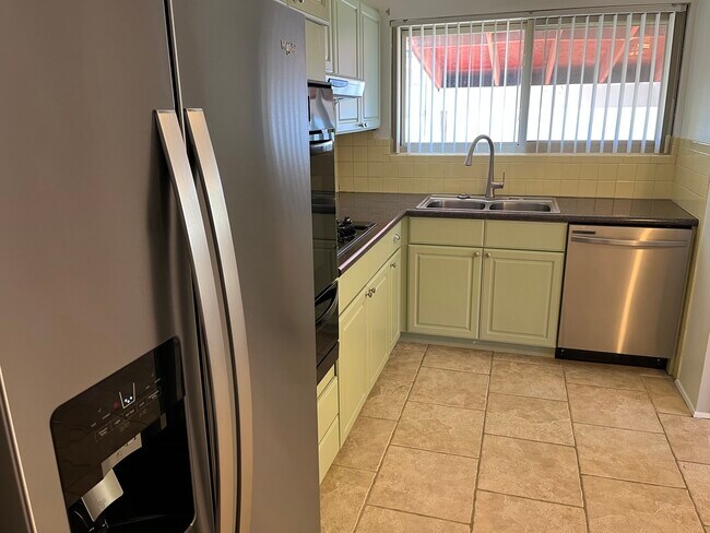 Building Photo - 2760 Flamingo Dr