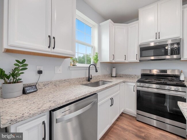 Building Photo - 131 Edgewater Ct