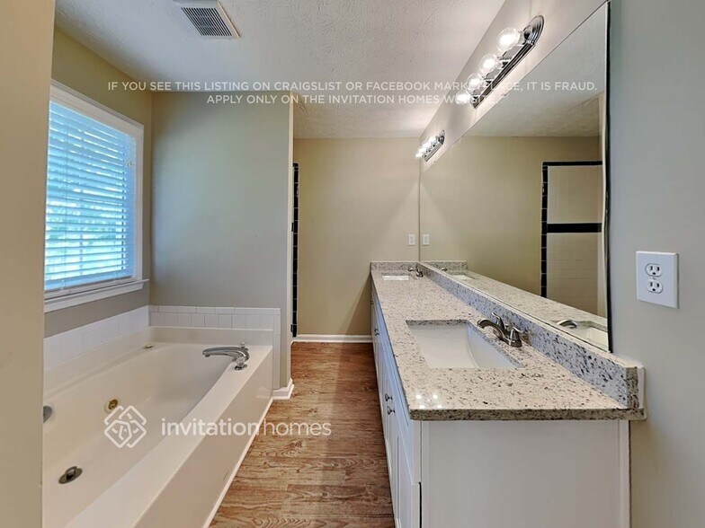 Building Photo - 3925 Riversong Dr NW