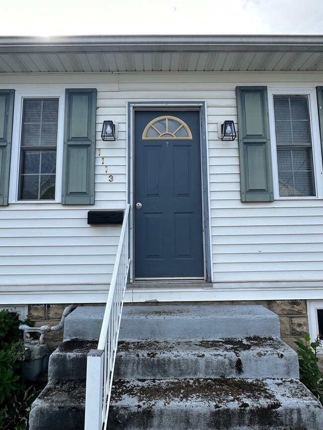 Building Photo - 1113 5th Ave