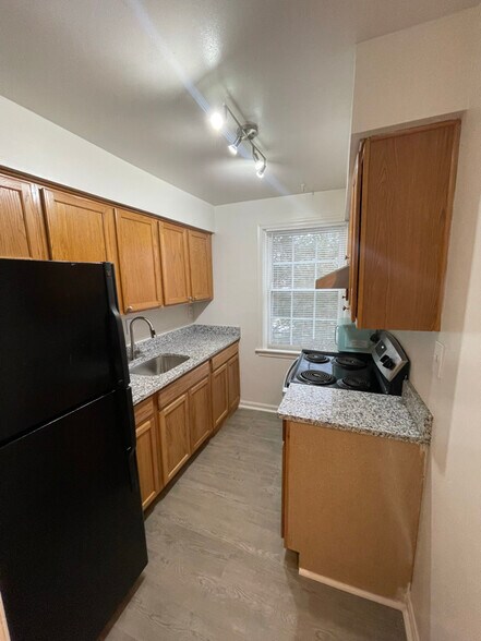 Building Photo - 2008 Fort Davis St SE