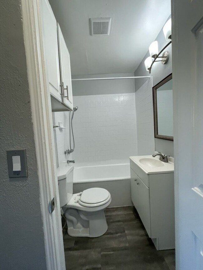 Interior Photo - 636 Chestnut Avenue