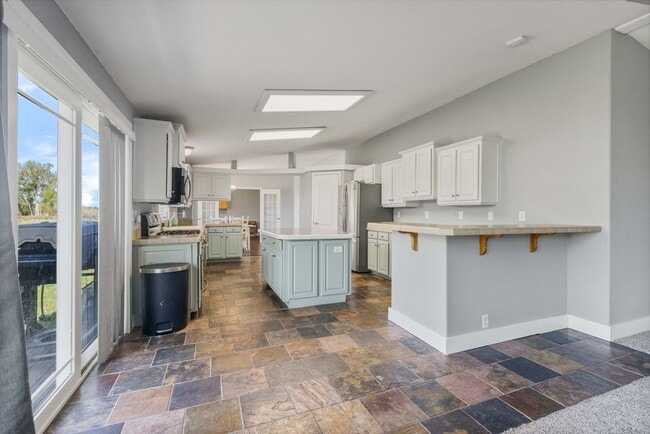 Building Photo - Short term leases available: 3 bed 2 bath ...