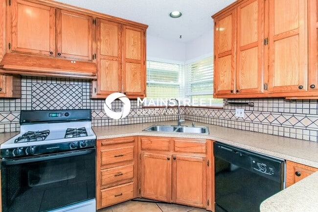 Building Photo - 3 Bedroom Pet-Friendly Home in MOORE, OK with Main Street Renewal