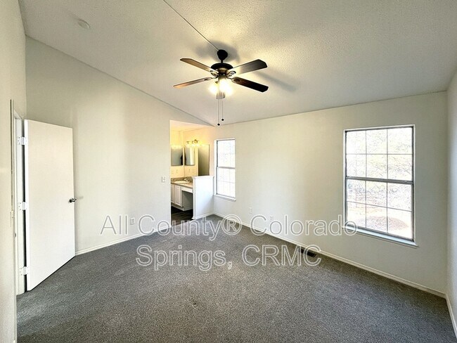 Building Photo - 2058 Palm Dr