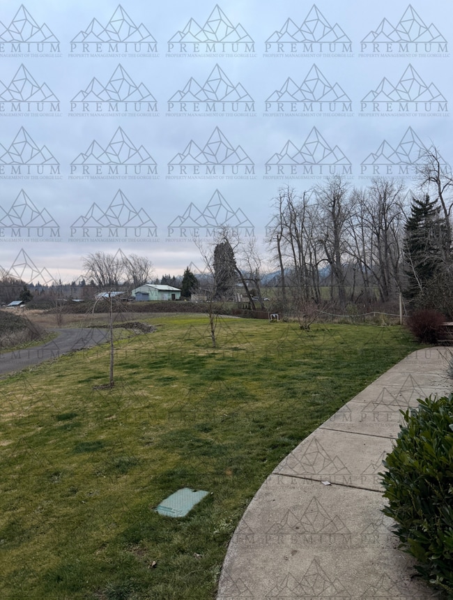 Building Photo - 3 Bedroom 2 Bathroom - Hood River