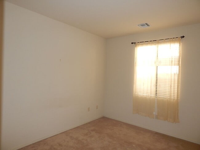 Building Photo - 4 Bedrooms - Gated Community in Oro Valley