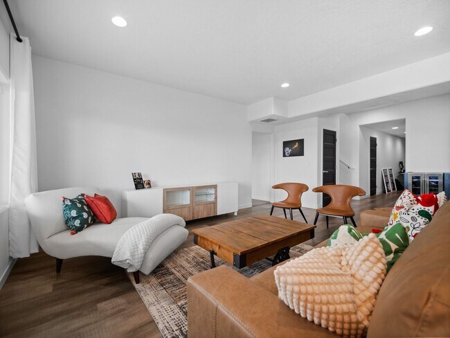 Building Photo - 4 bedroom Modern Home at Eagle Ridge Estates