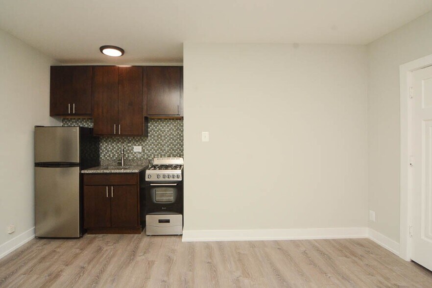Building Photo - 4349 N Damen Ave