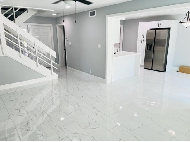 Building Photo - 314 Sunshine Dr