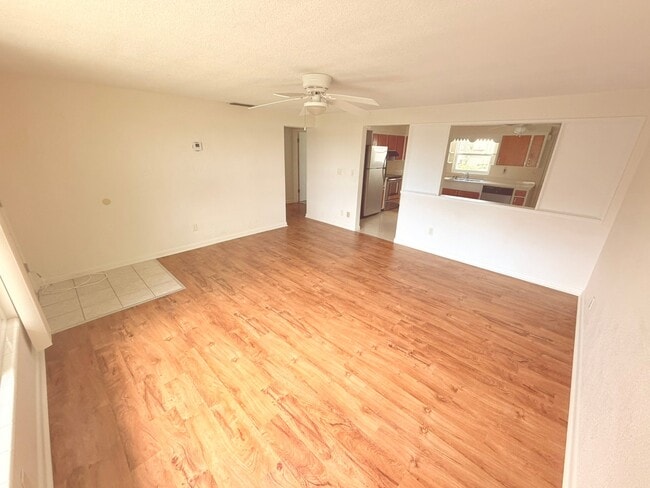 Building Photo - 8915 Silver Lake Dr