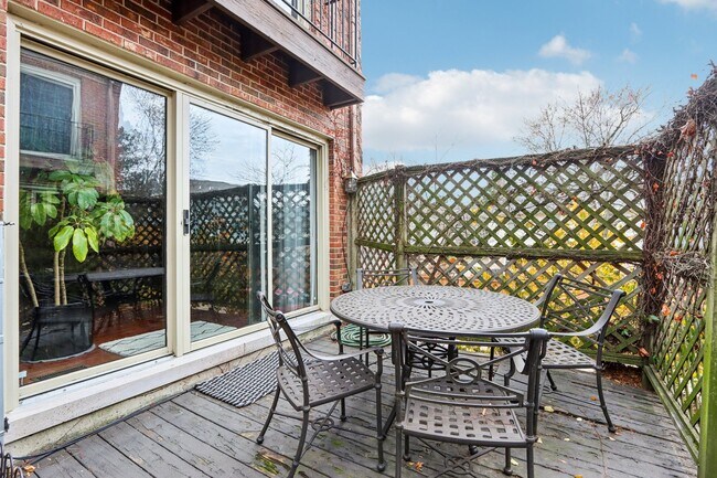 Building Photo - 19 Landmark St