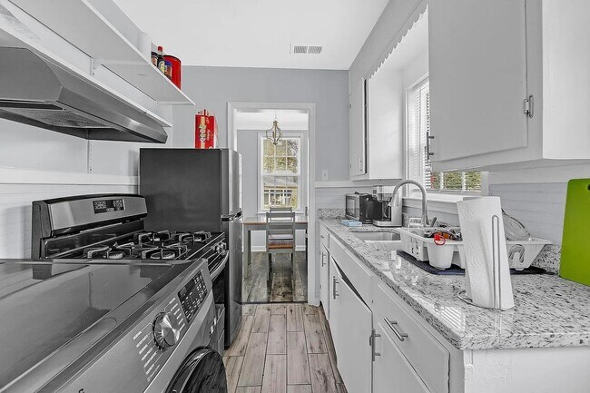 Building Photo - 2405 Eastwood Ave