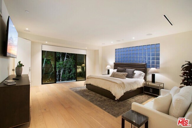 Building Photo - 508 N Sweetzer Ave