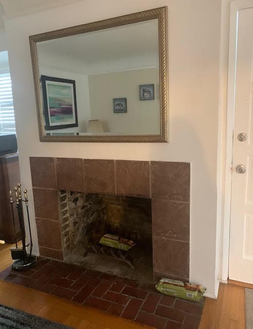 Livingroom w/fireplace - 5914 S Carver St