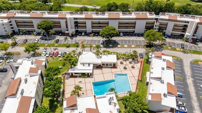 Building Photo - 8870 Fontainebleau Blvd