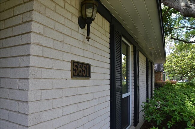 Building Photo - 5651 Valkeith Dr