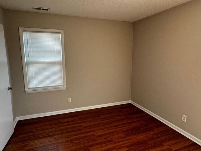 Building Photo - 3 Bedroom 1 Bath in Hope Mills