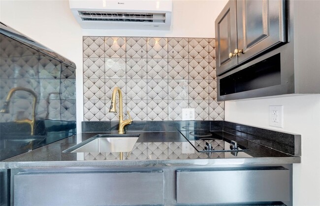 Building Photo - Efficiency Garage Apartment in the Histori...