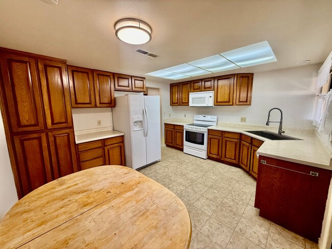 Building Photo - 840 S 400 E