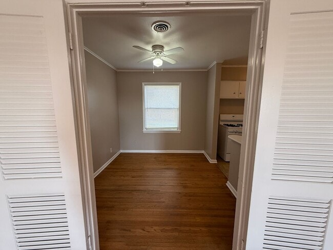 Building Photo - 3 Bed, 1.5 Bath Fenced Pets Allowed