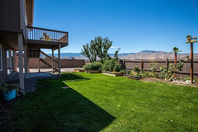 Building Photo - 3950 NE Vista del Rey Dr