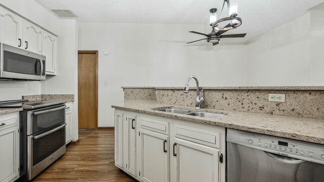 Building Photo - 1108 Redwood Dr