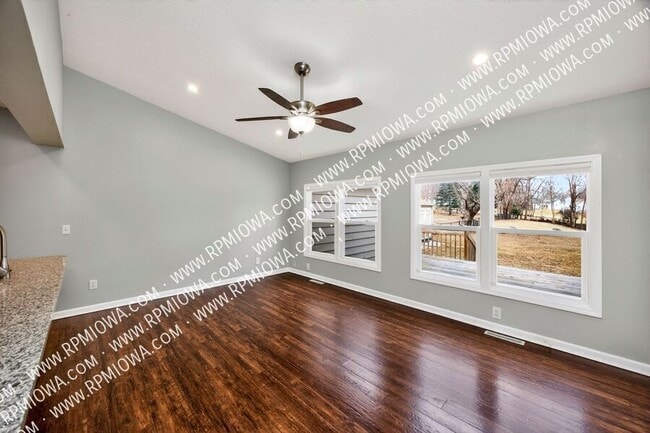 Building Photo - 6717 Roseland Dr