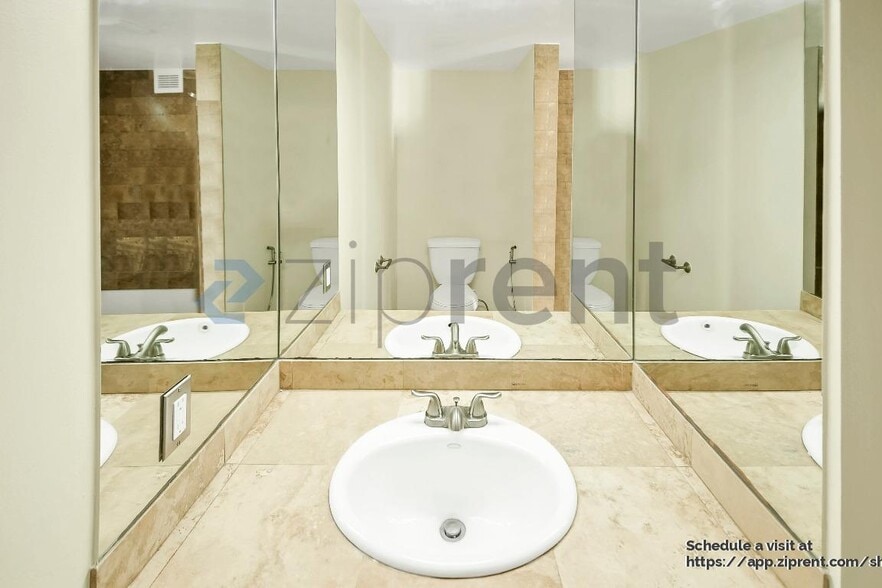 Building Photo - 2160 Century Pk E