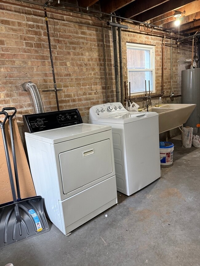 Building Photo - 1648 N McVicker Ave