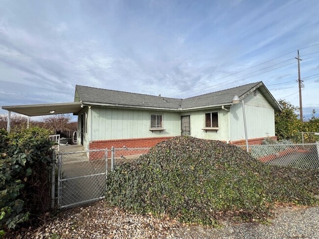 Building Photo - Reedley Country Home For rent