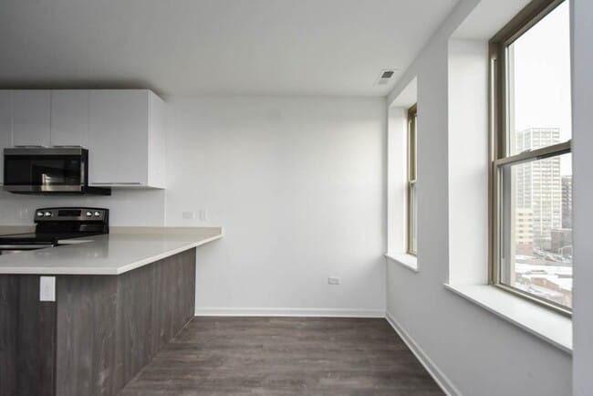 Building Photo - 940 W Winona St