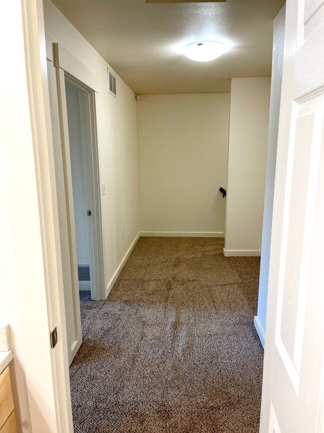 Building Photo - 410 Flower St