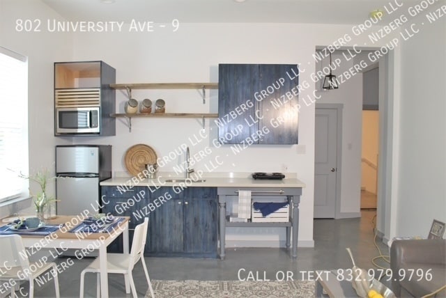 Building Photo - 802 University Ave