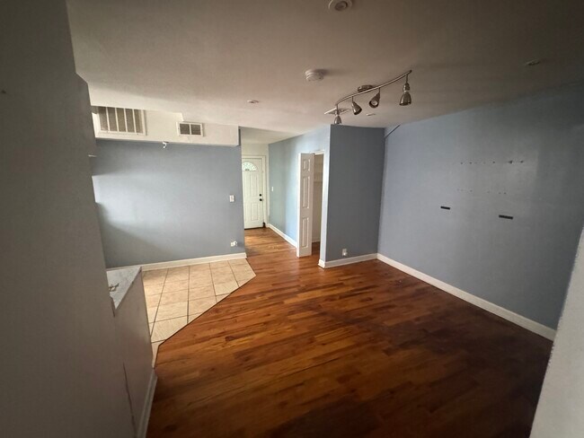 Building Photo - 3233 W Pierce Ave