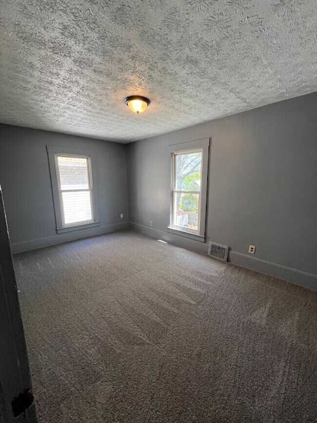 Building Photo - 3 Bedroom 1 Bathroom Home Rent Ready