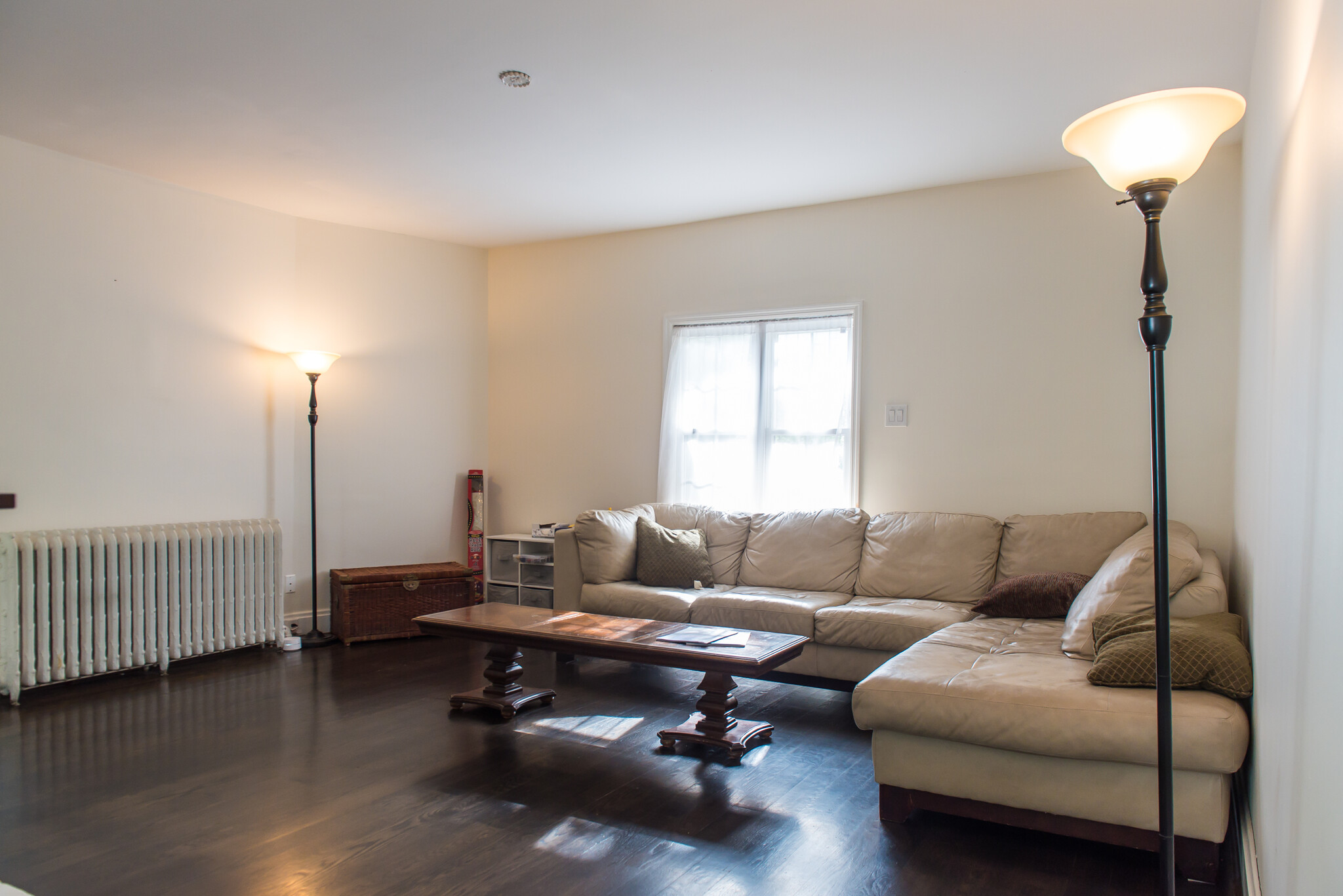 Family Room. Leather sectional couch. - 15 North Ave