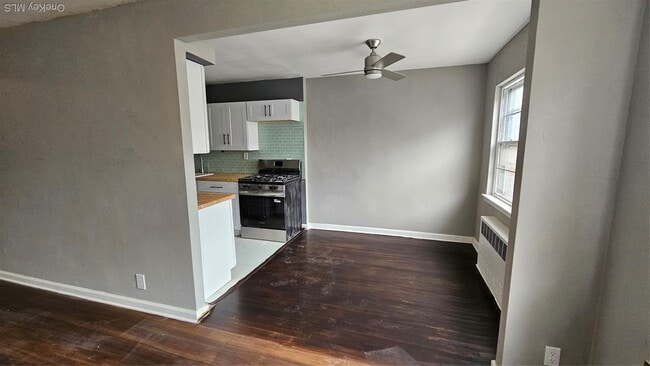 Building Photo - 25-31-31 42nd St