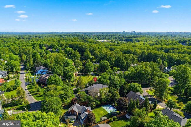 Building Photo - 1513 Oakview Dr