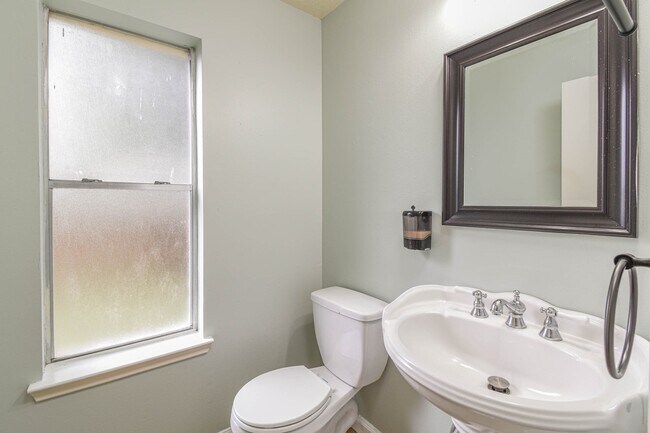 Building Photo - 16818 Parliament St